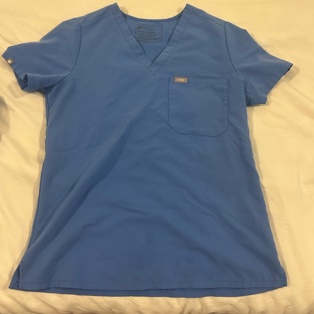 FIGS ceil blue one pocket top
